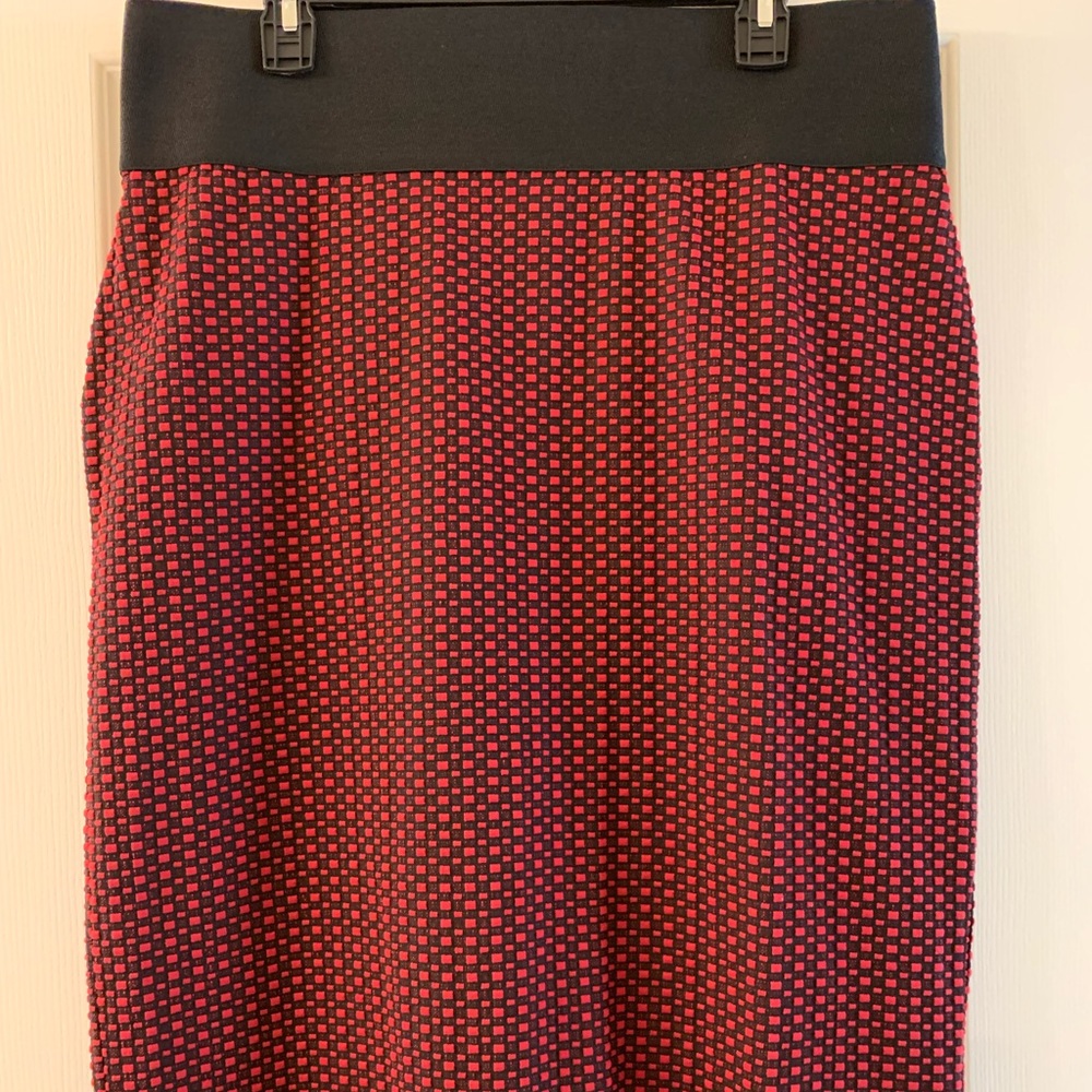 Women’s skirt textured red/black, pull on.